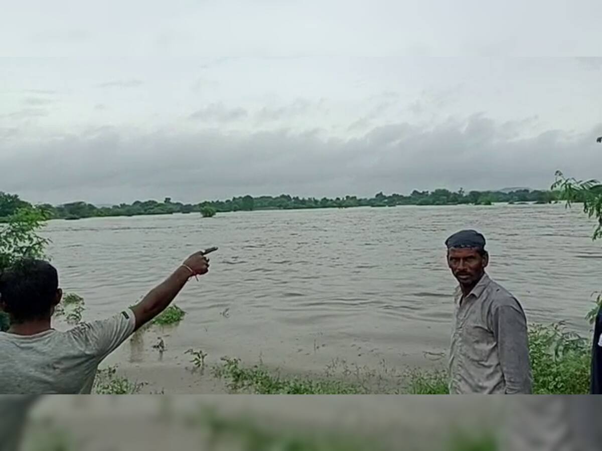 ભારે વરસાદના કારણે સર્જાઈ તારાજી, મેશ્વો નદીના વહેણમાં બે પરિવારના 14 લોકો ફસાયા