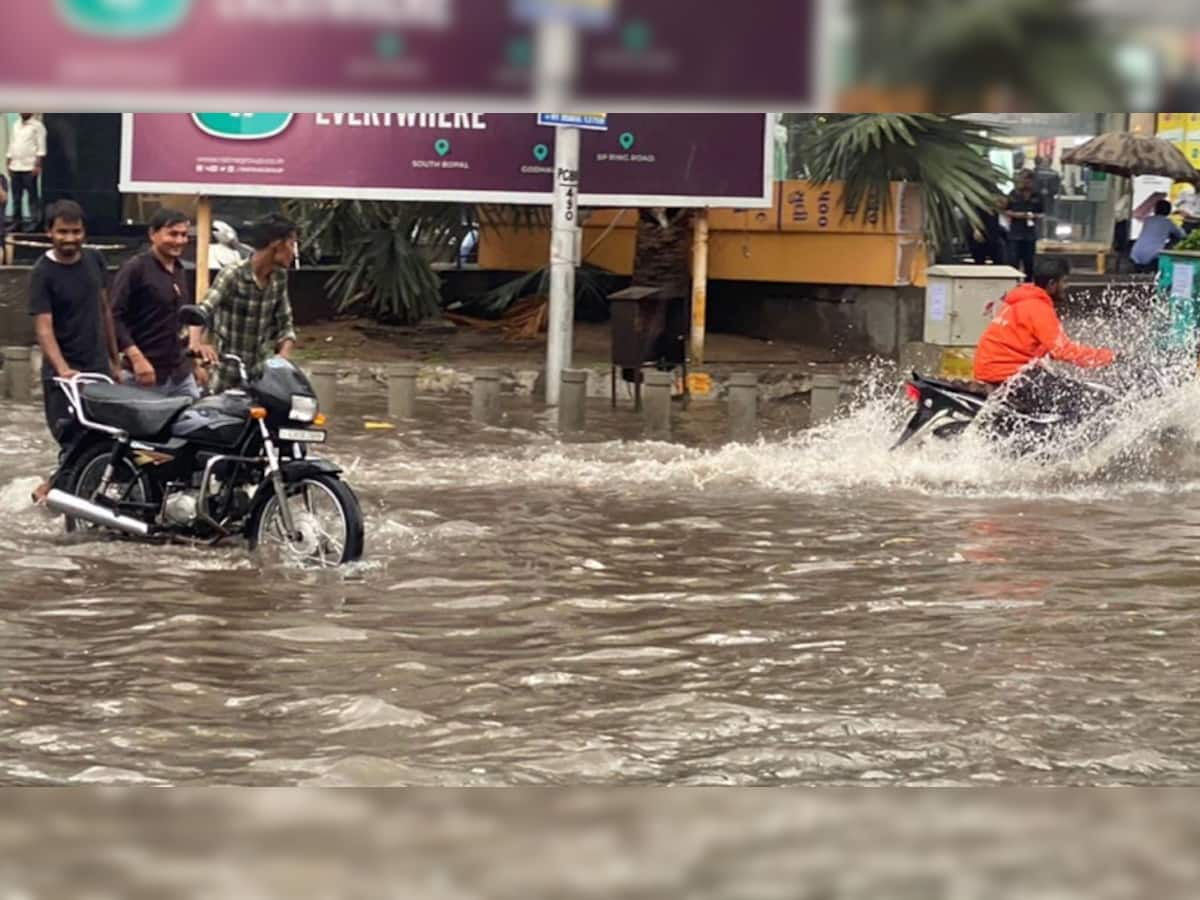 Monsoon Update: અમદાવાદમાં ધોધમાર વરસાદ, ઘૂંટણસમા પાણી ભરાયા, વાહનચાલકો સલવાયા