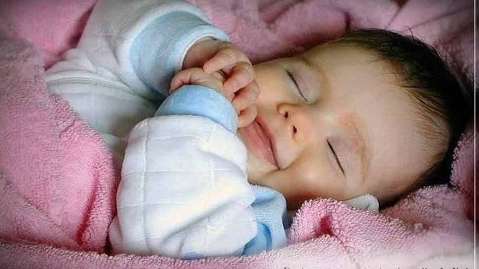 why-new-born-baby-smiling-in-sleep-know-scientific-reason