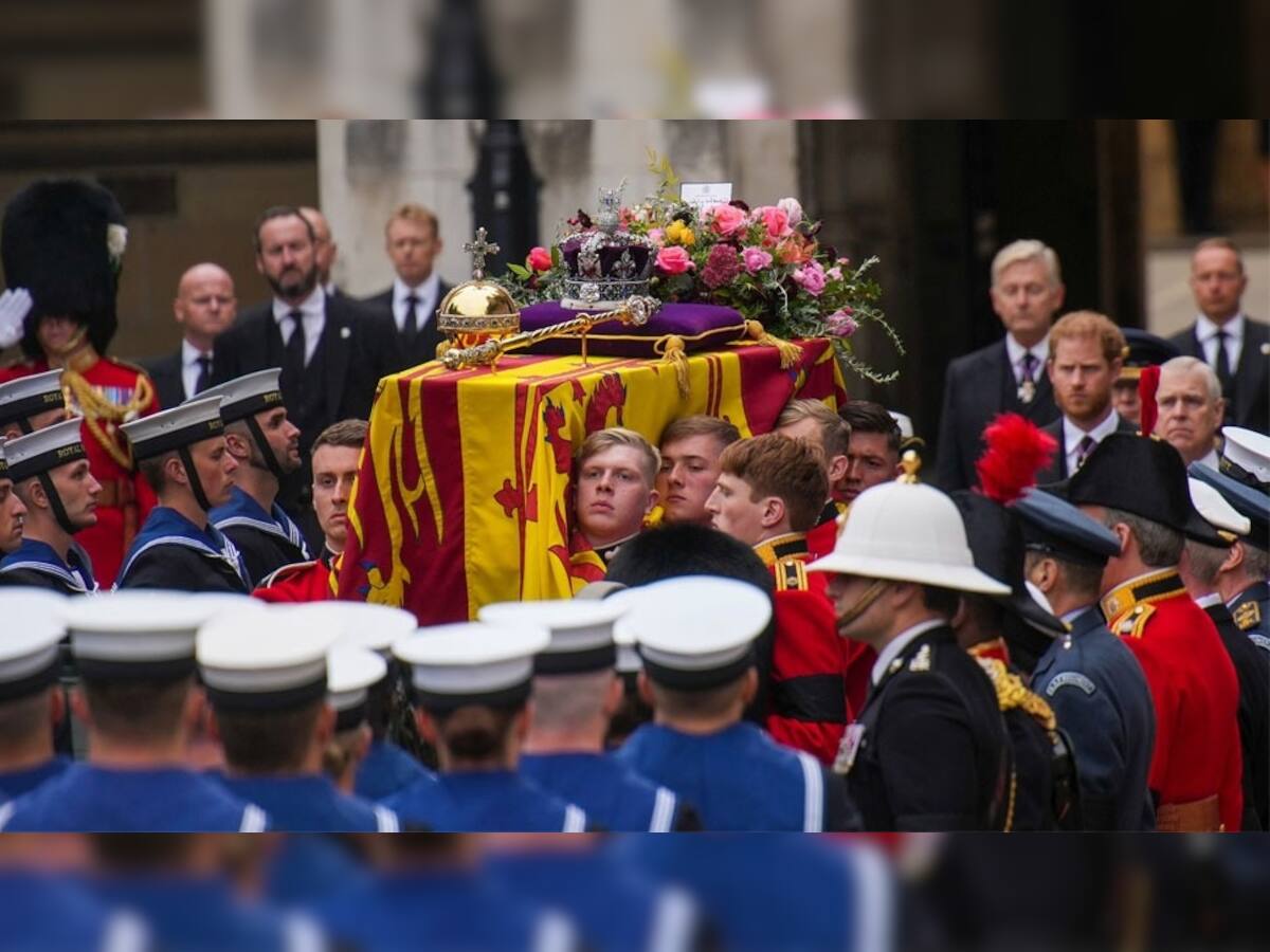 Queen Elizabeth II Funeral: વિંડસર કિલ્લામાં પહોંચ્યું મહારાણી એલિઝાબેથ-2 નું તાબૂત, પતિ પ્રિંસ ફિલિપની બાજુમાં દફનાવાશે