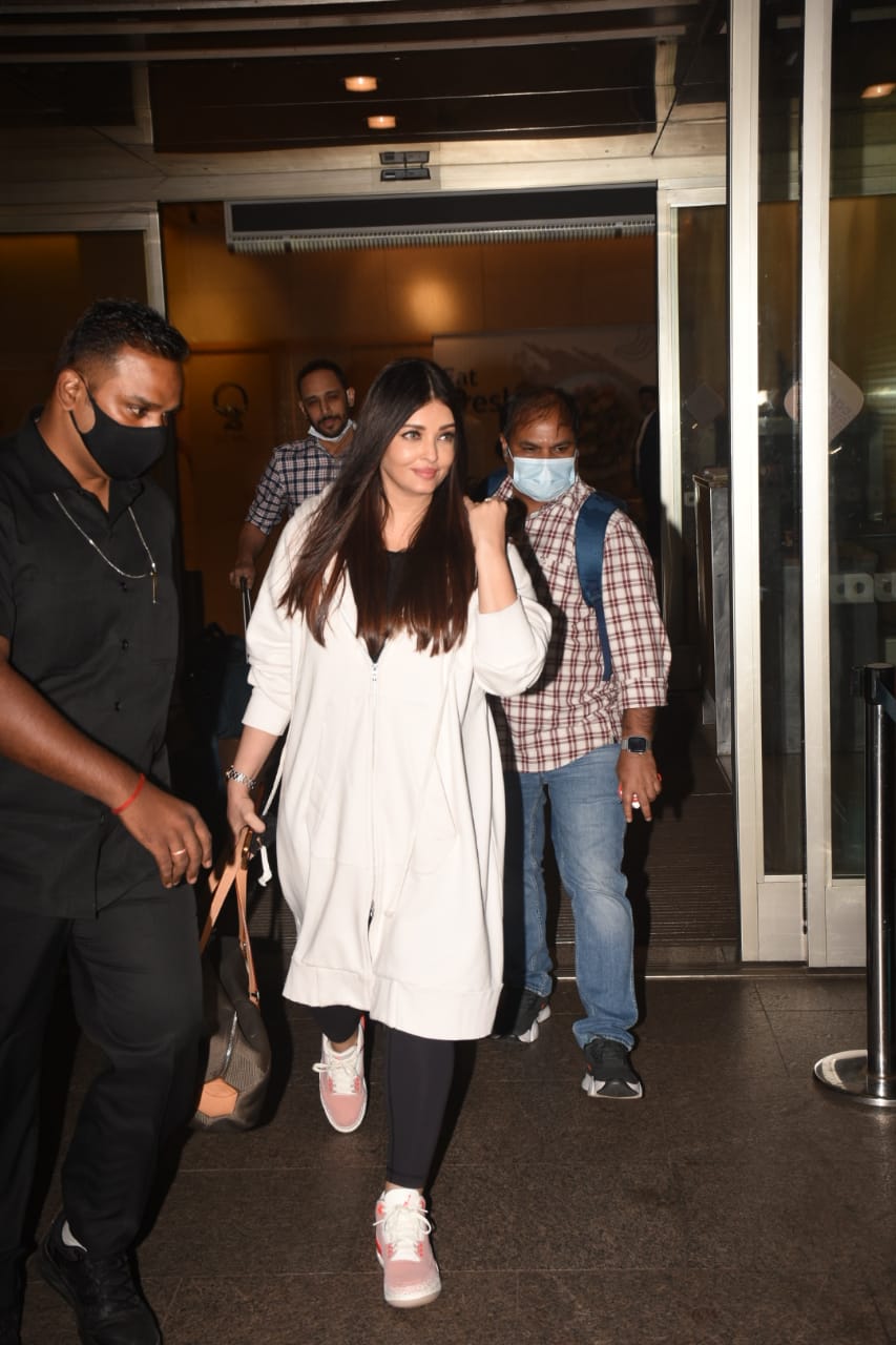 Aishwarya Rai Bachchan Sparks Pregnancy Rumours As She Gets Clicked in  Baggy Outfit at Airport - News18
