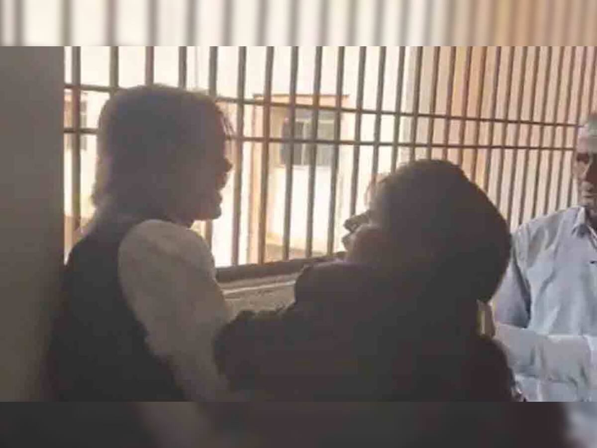 Lady lawyer fight video: તમામ હદો પાર...કોર્ટની અંદર જ બાખડી પડ્યા બે મહિલા વકીલ, છૂટા હાથે મારામારી