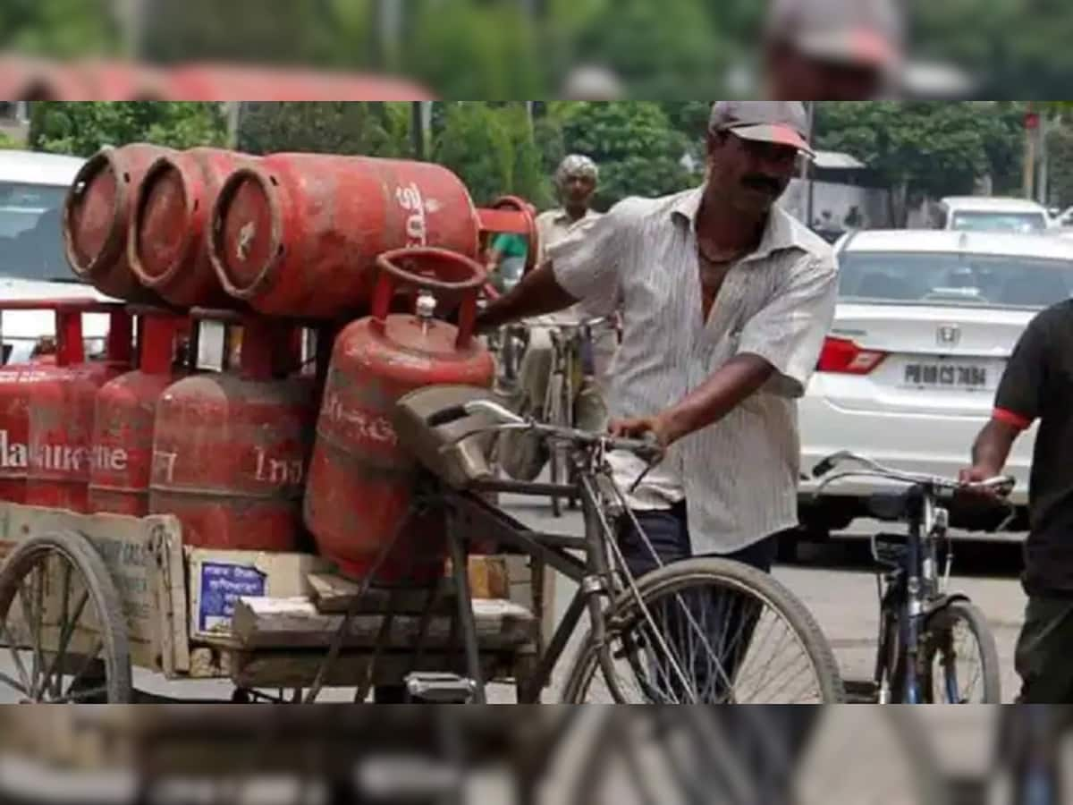 Free Gas Cylinder: કરોડો લોકોને લાગી લોટરી હોળી પર મળશે 2 ફ્રી ગેસ સિલિન્ડર, આ સરકારે કરી જાહેરાત