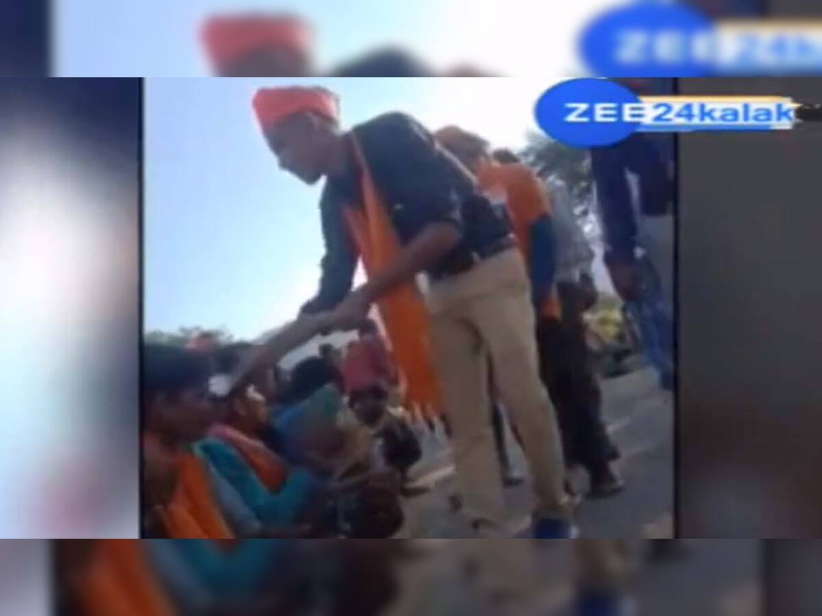 Gujarat Election 2022: બનાસકાંઠામાં રૂપિયા વહેચતો VIDEO વાયરલ, ભાજપનો ખેસ પહેરીને લોકો દેખાયા!
