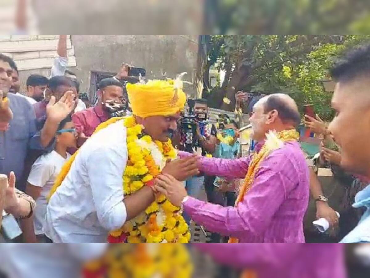 Gujarat Election 2022: સુરતની વરાછા બેઠક પર જોવા મળ્યો અલગ જ રંગ! અલ્પેશે લીધા કુમાર કાનાણીના આશીર્વાદ