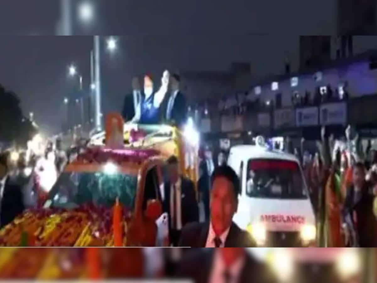 PM Modi Roadshow: આ VIDEO એ તમામનું દિલ જીતી લીધું! PM મોદીએ મેગા રોડ શો દરમિયાન કાફલો રોક્યોને પછી....