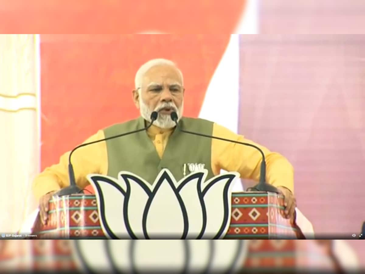 PM Modi Gujarat Visit: PM મોદીના કોંગ્રેસ પર તીખા પ્રહાર, કહ્યું; વિકાસ થાય એટલે કોંગ્રેસની તબિયત બગડે, કોંગ્રેસ એટલે પરિવારવાદ, તૃષ્ટીકરણ અને કરોડોના ગોટાળા... 