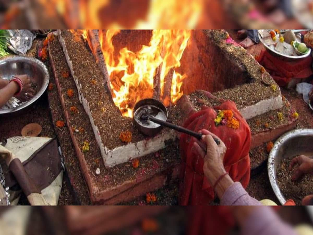 Havan Ki Rakh Na Upay: એકદમ ચમત્કારી છે હવનની રાખ, આ ઉપાયોને કરવાથી ઘરમાં થશે બરકત, થશે ધનવર્ષા