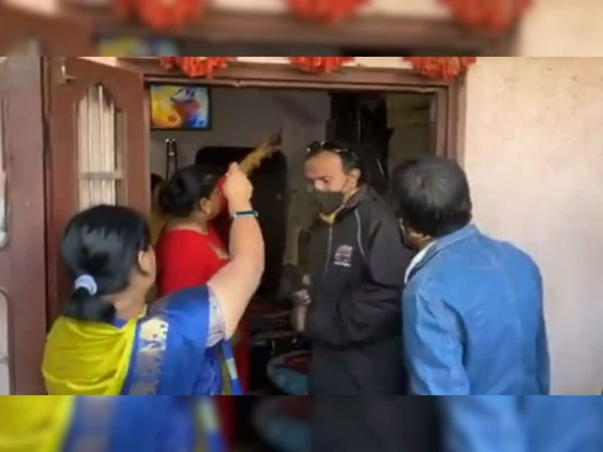 Rajkot Raid: રાજકોટની સ્ત્રીઓ બની રણચંડી, દારૂની મહેફિલ પર દરોડા પાડી પુરુષોને ઘરમાં પૂરી દીધા