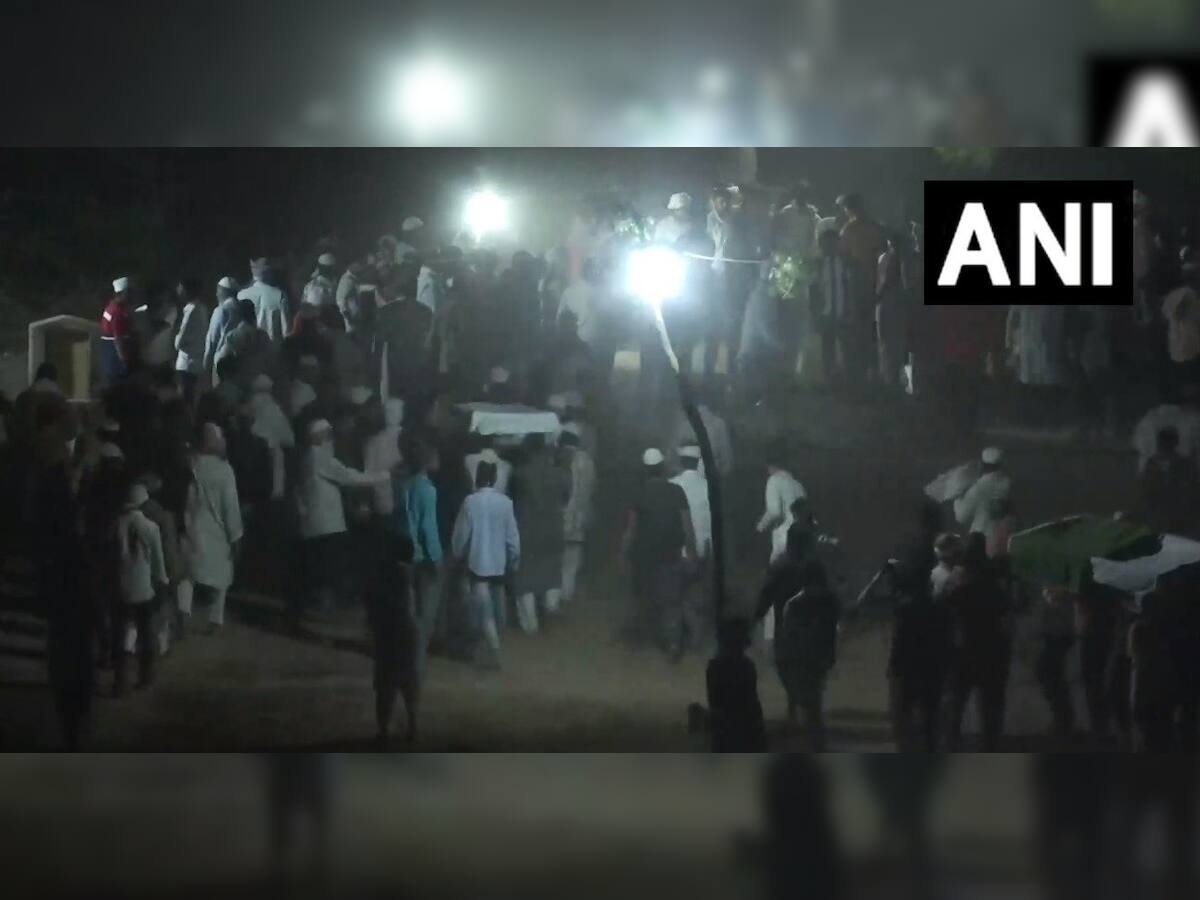 Atiq Ahmad Burial: કસારી મસારી કબ્રસ્તાનમાં અતીક અને અશરફના મૃતદેહ દફનાવવામાં આવ્યા, પરિવારજનો રહ્યાં હાજર