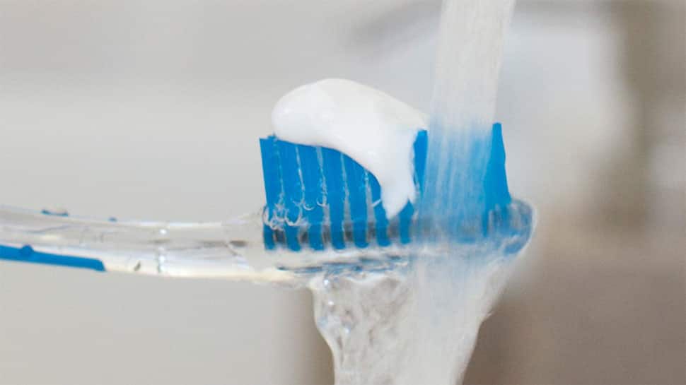 શું તમે પણ ટુથબ્રશને પાણીથી પલાળી લગાવો છો ટુથપેસ્ટ ? તો આ વાત તમારા