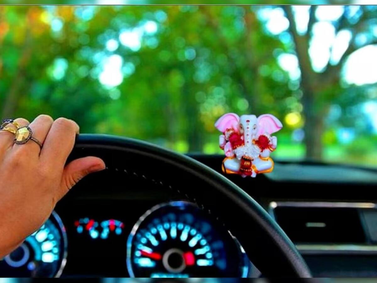 Vastu Tips For Car: કારમાં રાખો આ શુભ વસ્તુઓ, તમને દરેક સંકટોથી રાખશે દૂર