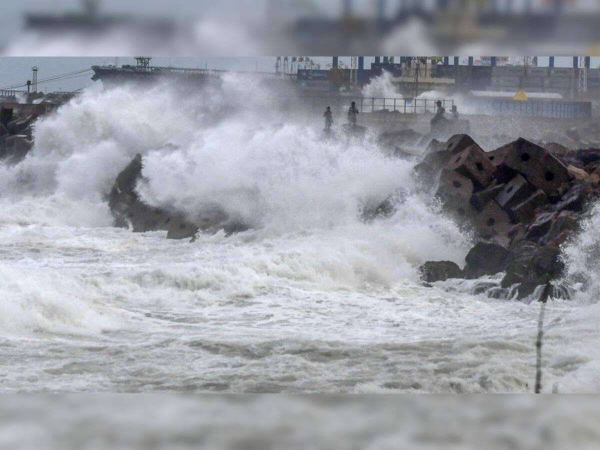 Biparjoy Cyclone: સંકટ હજુ ટળ્યું નથી.. બિપરજોયની લેન્ડફોલ પ્રોસેસ 8 કલાક આસપાસ શરૂ થઈ રાત્રે 12 સુધી ચાલશે