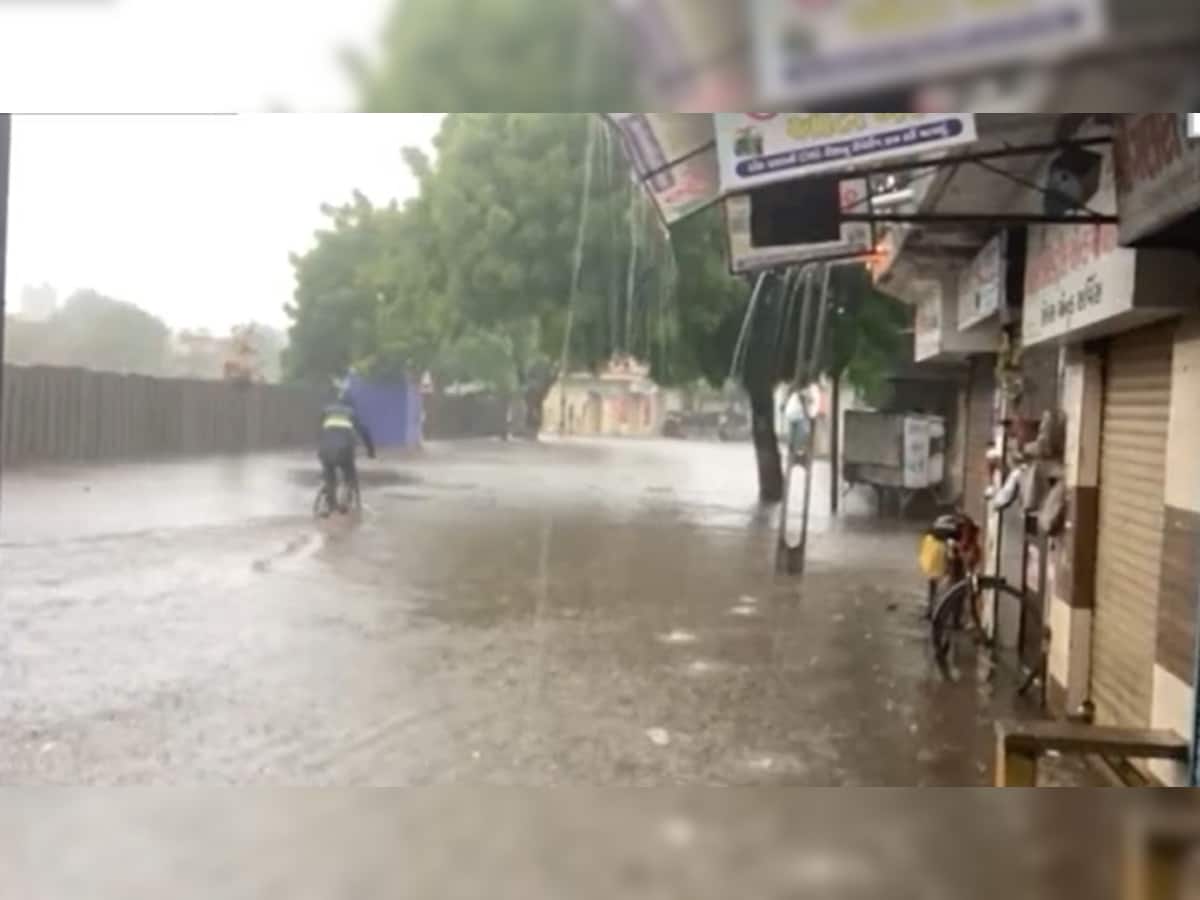 રાજકોટ શહેરમાં ભારે પવન અને અવિરત વરસાદના કારણે નીચાણવાળા વિસ્તારોમાં લોકોના ઘરમાં ઘુસ્યા પાણી