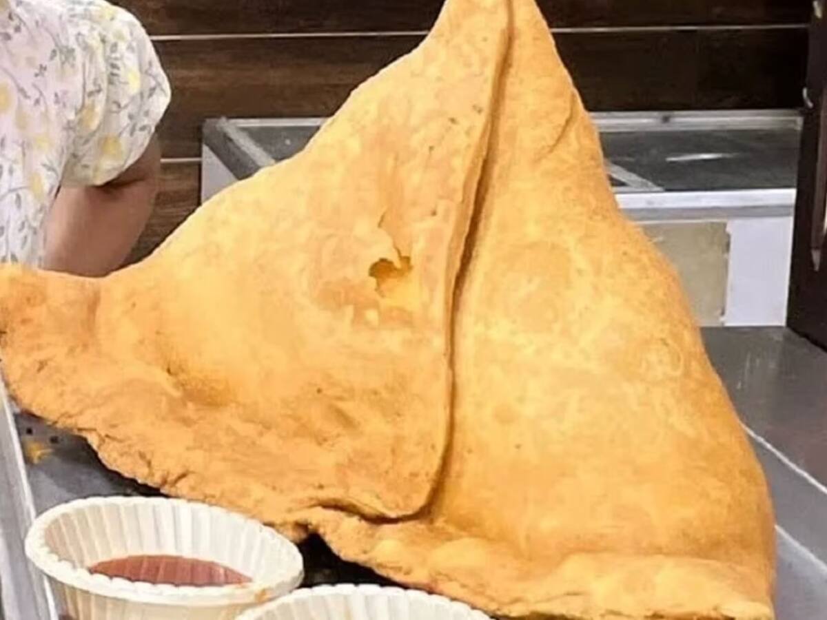 Bahubali Samosa: ક્યારેય જોયું છે આટલુ મોટું સમોસુ? ખાનારને મળશે 71 હજાર રૂપિયાનું ઈનામ