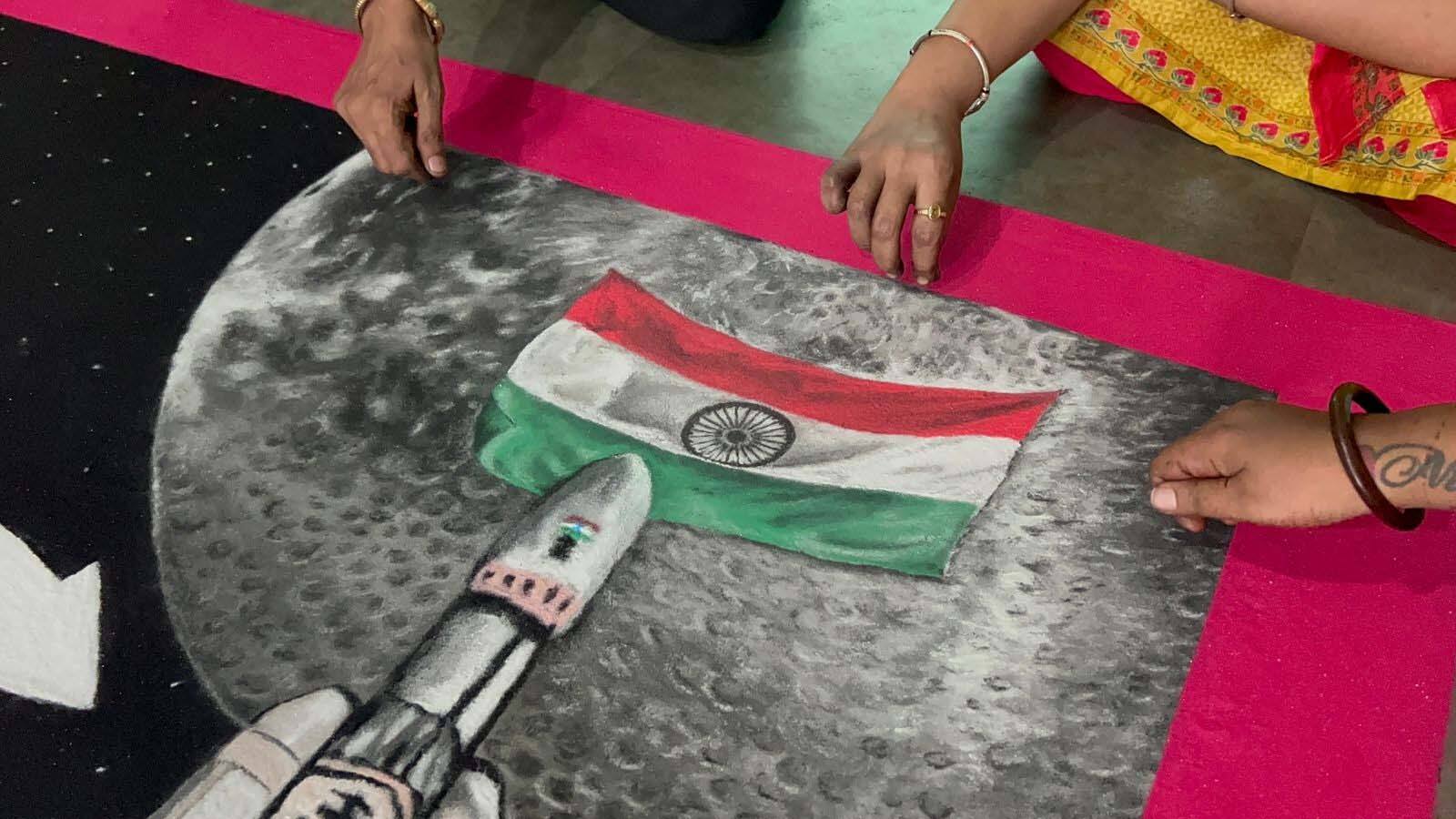 Isro Rocket Rangoli સુરતમાં રંગોલી આર્ટિસ્ટે વિશાળકાય ચંદ્રયાન 3ની રંગોળી બનાવી, 22 કલાકની ...
