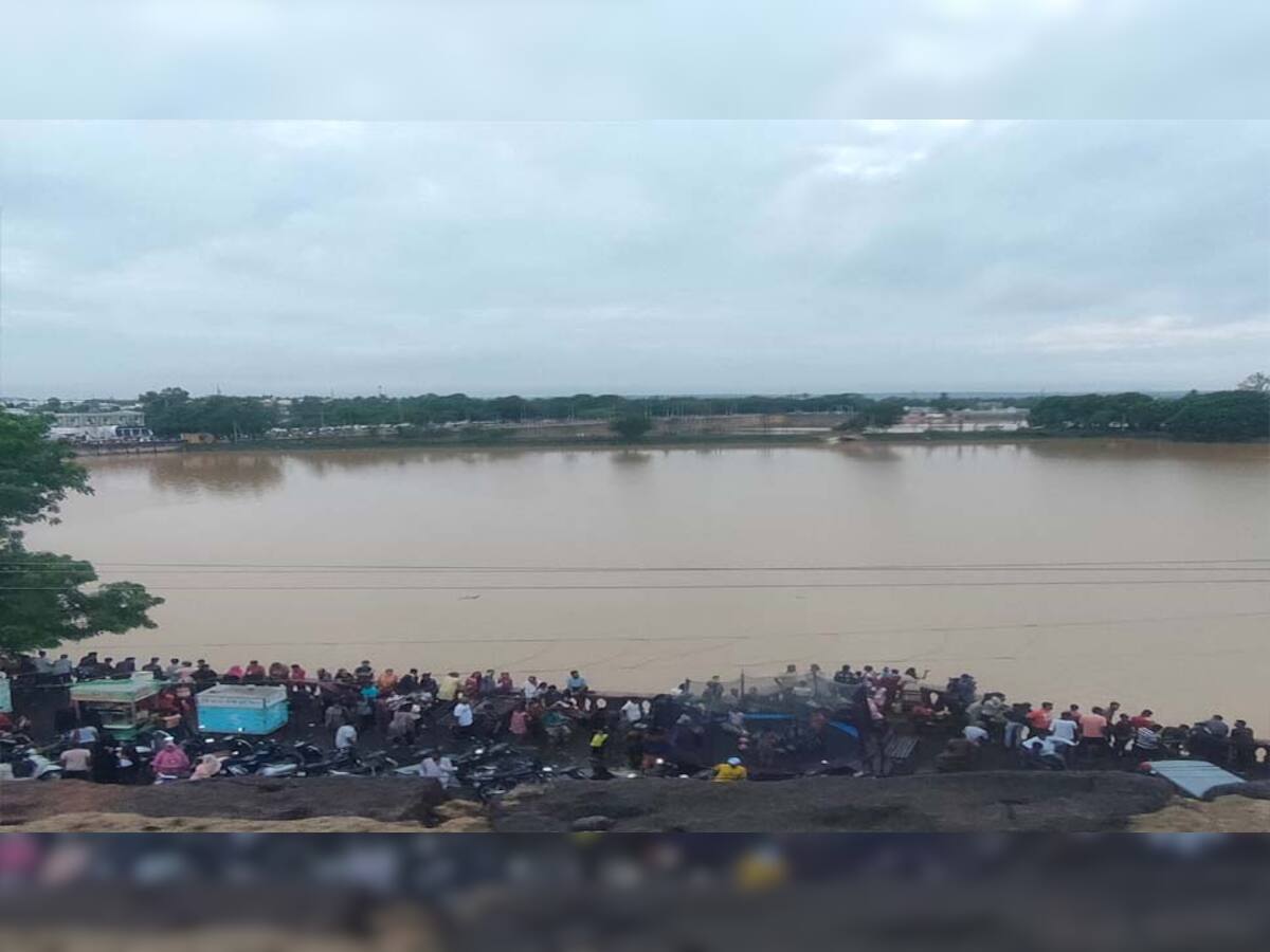 Heavy rain in Kutch: હમીરસર તળાવ છલકાતા ભુજવાસીઓમાં આનંદો! સમગ્ર કચ્છમાં ખુશીનો માહોલ છવાયો