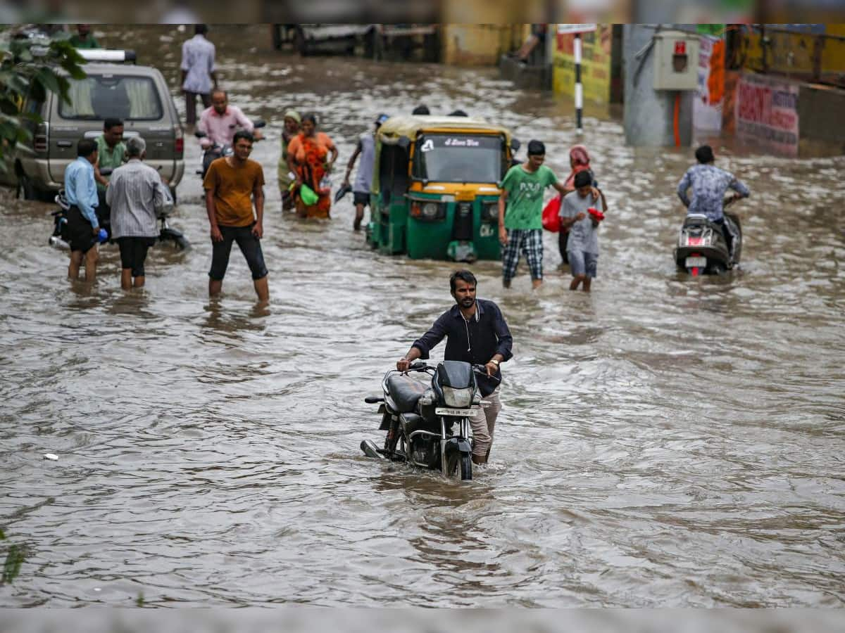 Gujarat Rain: ગુજરાતમાં આજે પણ આ વિસ્તારોમાં અતિ ભારે વરસાદની આગાહી, વાંચીને જ ઘરની બહાર પગ મૂકજો