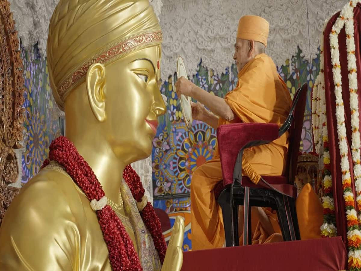 swaminarayan akshardham temple in new jersey america opened by mahant swami