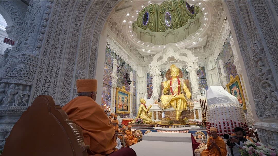 swaminarayan akshardham temple in new jersey america opened by mahant swami