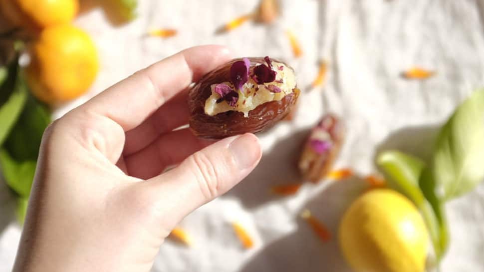 Ghee Khajur ઘરના ઘી સાથે ખજૂર ખાવાની આવી ગઈ સીઝન, જાણો દિવસમાં ક્યારે