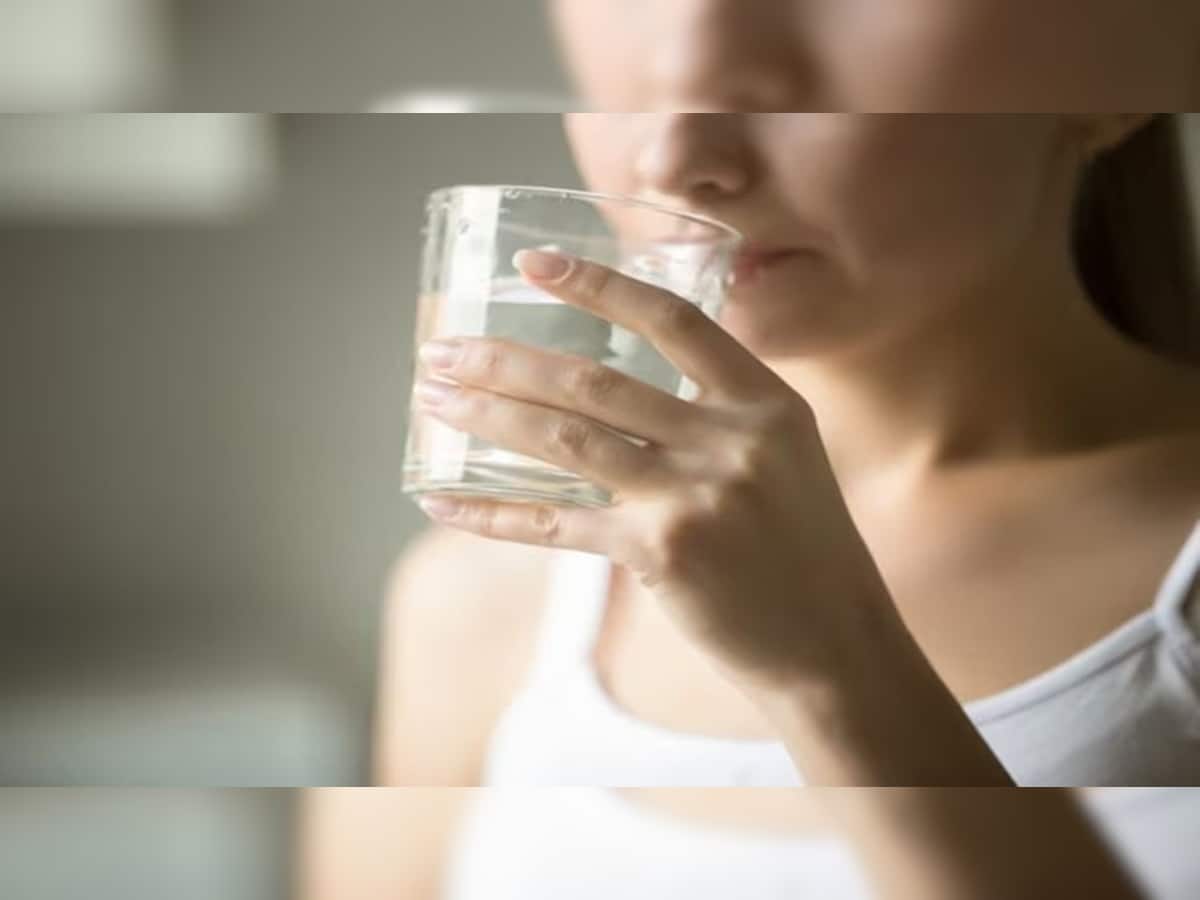 Lukewarm Water: રોજ આ સમયે પી લ્યો એક ગ્લાસ હુંફાળુ પાણી, વજન વધશે નહીં અને શરીર રહેશે નિરોગી