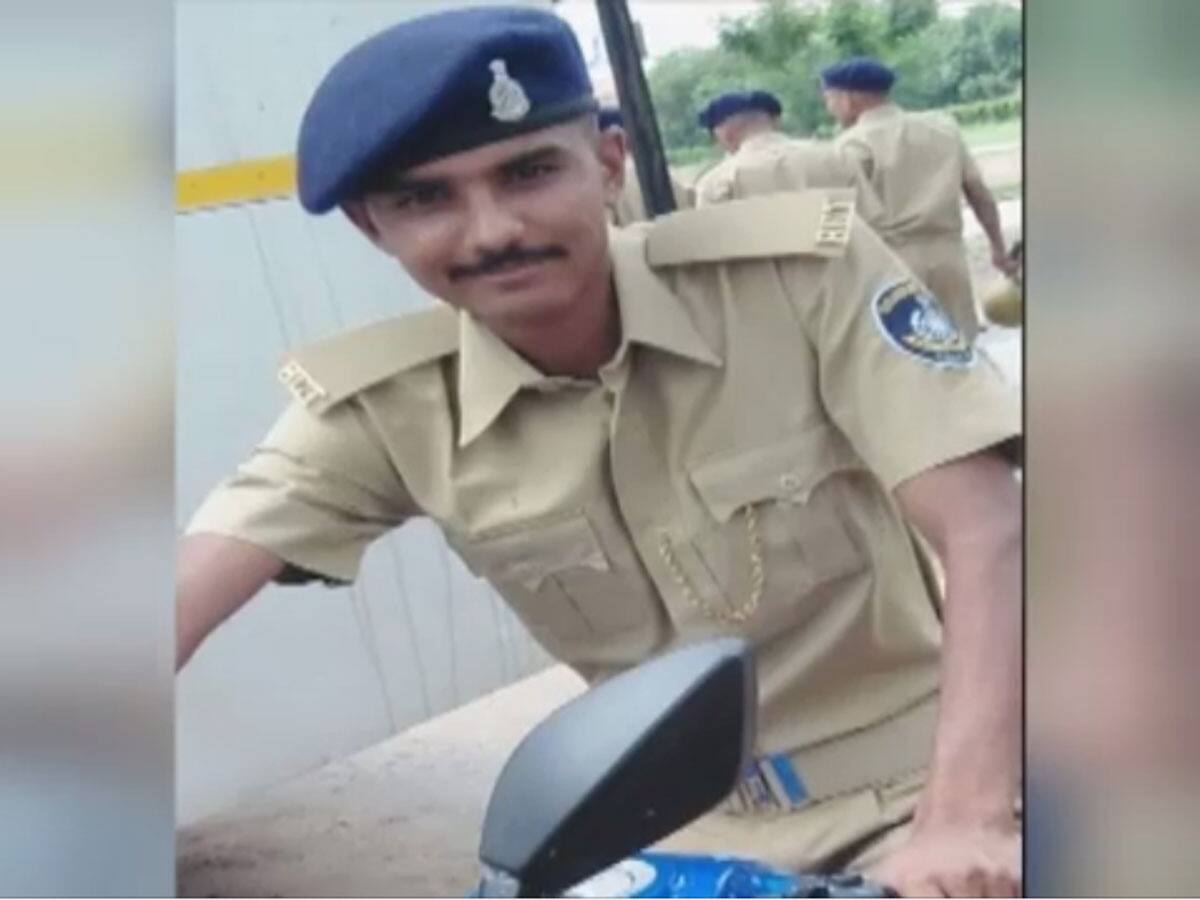 vadodara police head constable drunk in PCR van citizen call in control ...