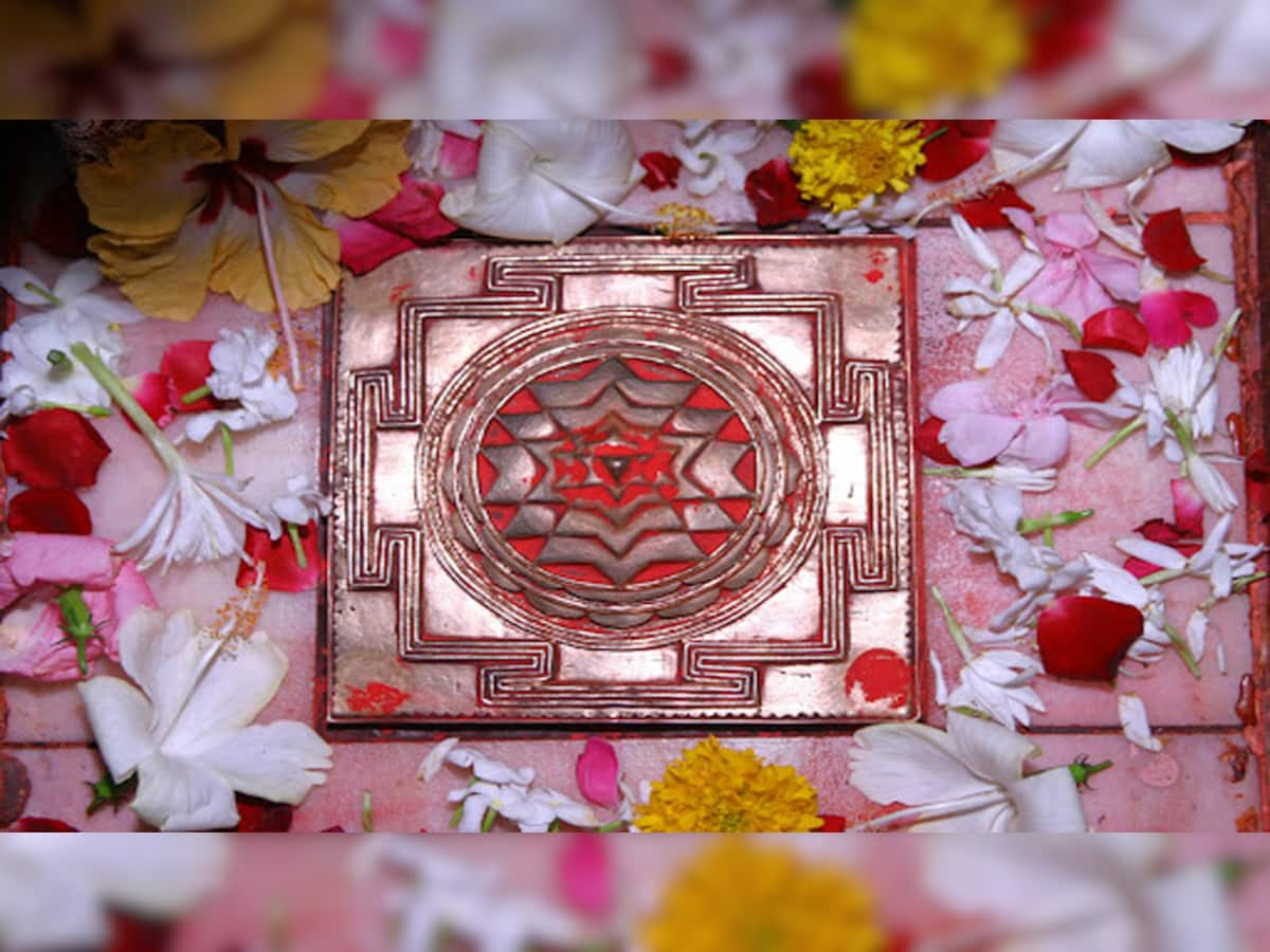 Sri Yantra Puja: આ વિધિથી કરવી જોઈએ શ્રી યંત્રની પૂજા, નિયમપૂર્વક પૂજા કરવાથી ધનથી છલોછલ રહે છે તિજોરી