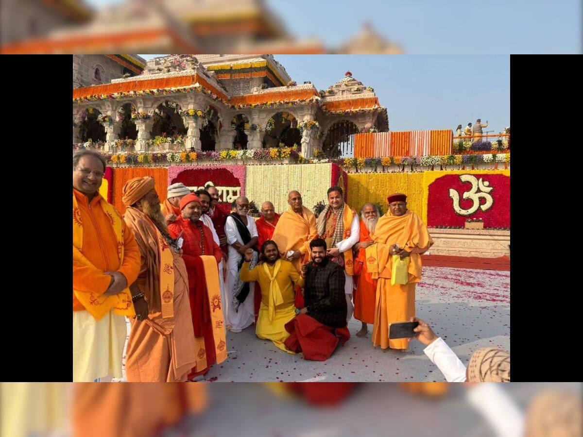 પૂજ્ય મોરારી બાપૂ અયોધ્યામાં રામ મંદિર ખાતે ભવ્ય પ્રાણ પ્રતિષ્ઠા સમારોહમાં ઉપસ્થિત રહ્યા