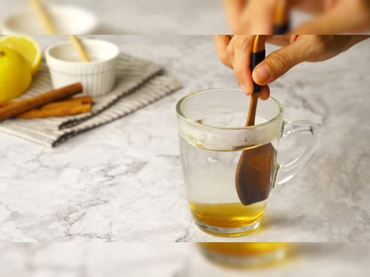 Honey Water: હુંફાળા પાણીમાં મધ મિક્સ કરી પીવાથી અટકશે વધતું વજન, સાથે થશે આ જોરદાર ફાયદા