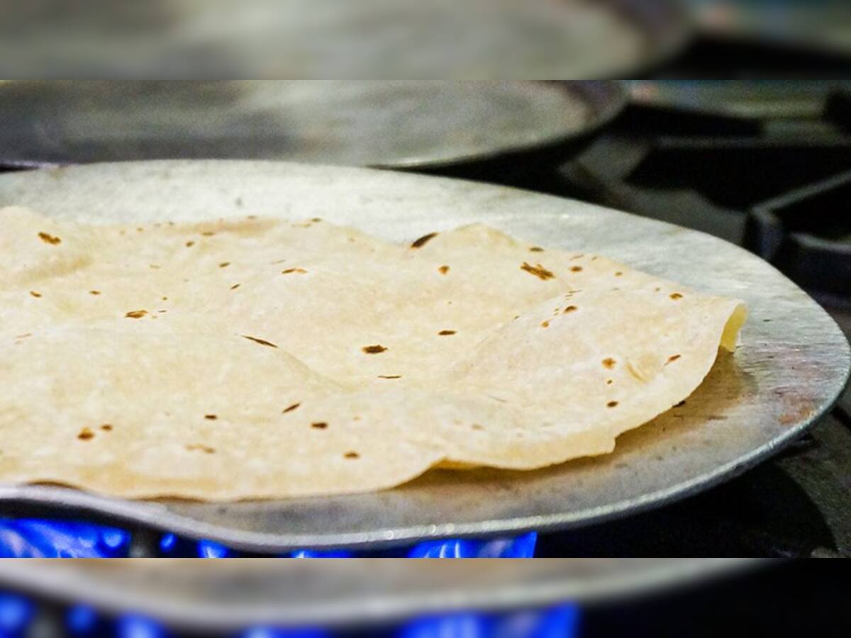 Roti Ke Upay: રોટલી બનાવવા લોઢી ગરમ કરો ત્યારે કરી લો આ ટોટકો, ઘરમાં દિવસ-રાત વધશે બરકત