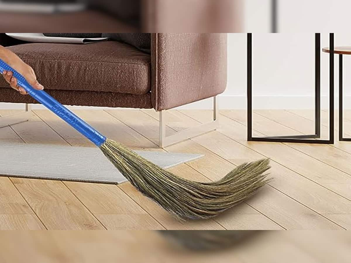 Broom Vastu Tips: સવારે ઘરમાં ઝાડુ કરો ત્યારે બોલવી આ લાઈનો, આ કામ કરનારનું રાતોરાત બદલી જાય છે જીવન