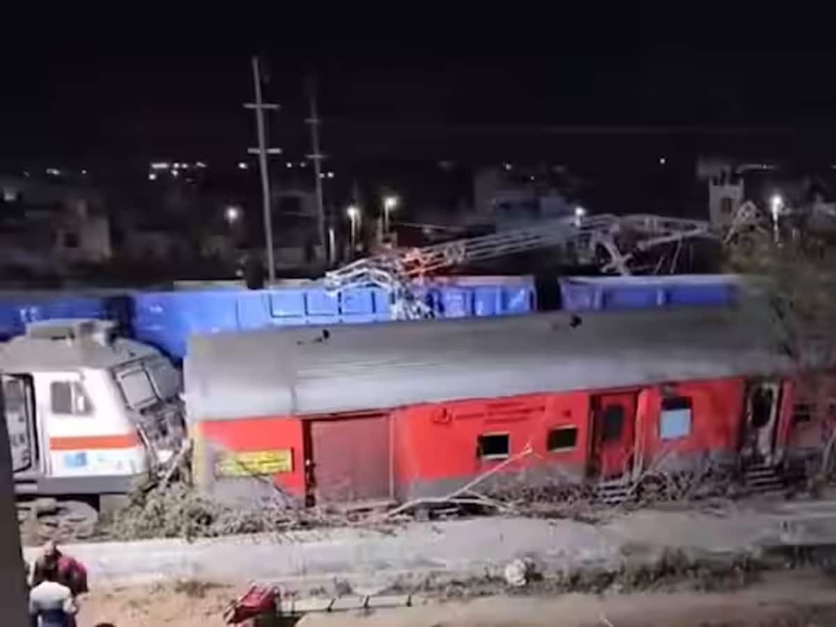Train Accident: સાબરમતી-આગરા સુપરફાસ્ટ અને માલગાડી વચ્ચે ટક્કર, 4 કોચ પાટા પર ઉતરી ગયા
