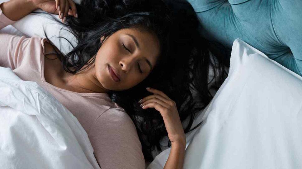 Astro Tips: સૂતા પહેલા માથા પાસે રાખો આ 5 માંથી કોઈ એક વસ્તુ, ધન લાભ થવાના ખુલી જશે રસ્તા Astro Tips: સૂતા પહેલા માથા પાસે રાખો આ 5 માંથી કોઈ એક વસ્તુ, ધન લાભ થવાના ખુલી જશે રસ્તા
