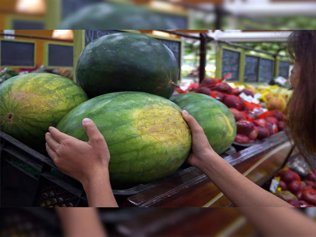 Watermelon: તમે તરબૂચને હાથમાં લઈ કહી દેશો મીઠું અને લાલ છે કે નહીં... ખરીદવા જાવ ત્યારે આ 5 ટીપ્સને ધ્યાનમાં રાખજો