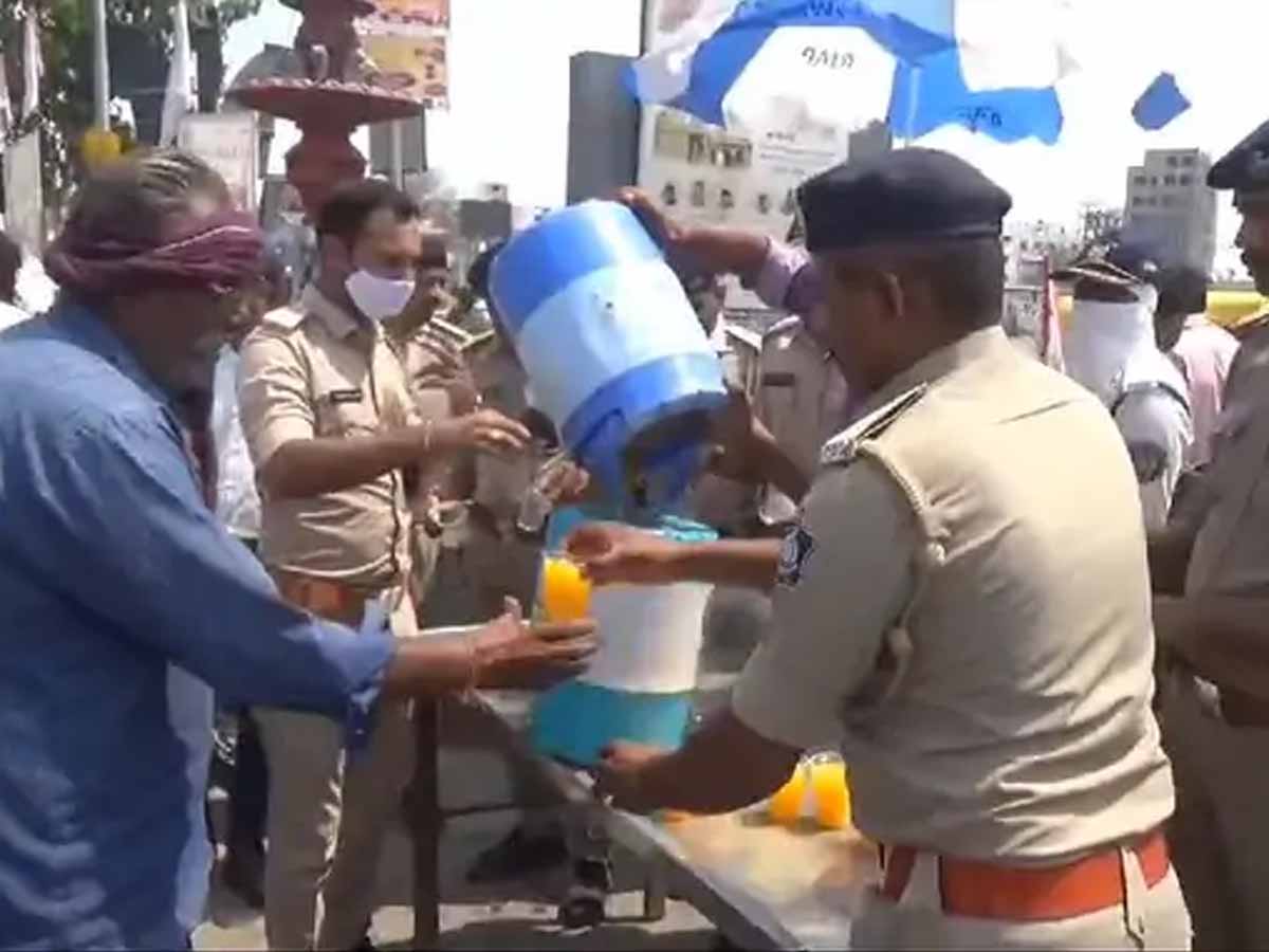 માનવતાનું ઉત્તમ ઉદાહરણ; પોલીસે ગરમીથી ત્રસ્ત વાહનચાલકો અને રાહદારીઓને ઉભા રાખી ઠંડા કર્યા!