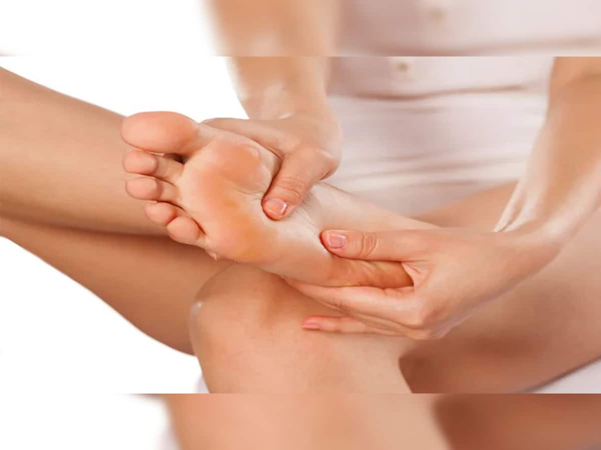 Oil Massage: મોડે સુધી ન આવતી હોય ઊંઘ તો રાત્રે પગના તળિયામાં લગાડો આ વસ્તુ, 5 મિનિટમાં ઘસઘસાટ ઊંઘી જાશો 