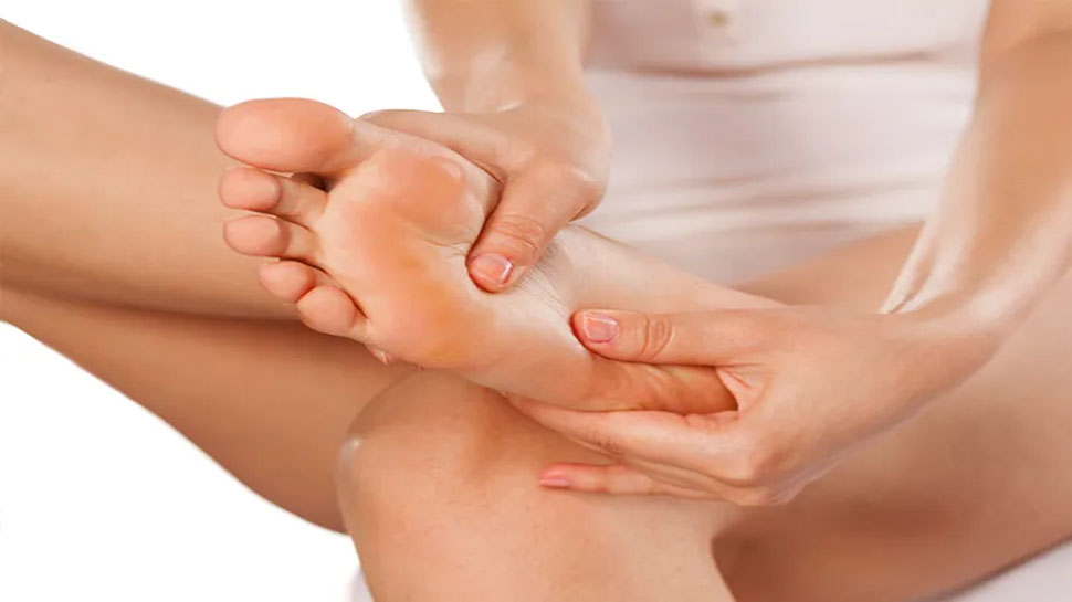 Oil Massage: મોડે સુધી ન આવતી હોય ઊંઘ તો રાત્રે પગના તળિયામાં લગાડો આ વસ્તુ, 5 મિનિટમાં ઘસઘસાટ ઊંઘી જાશો