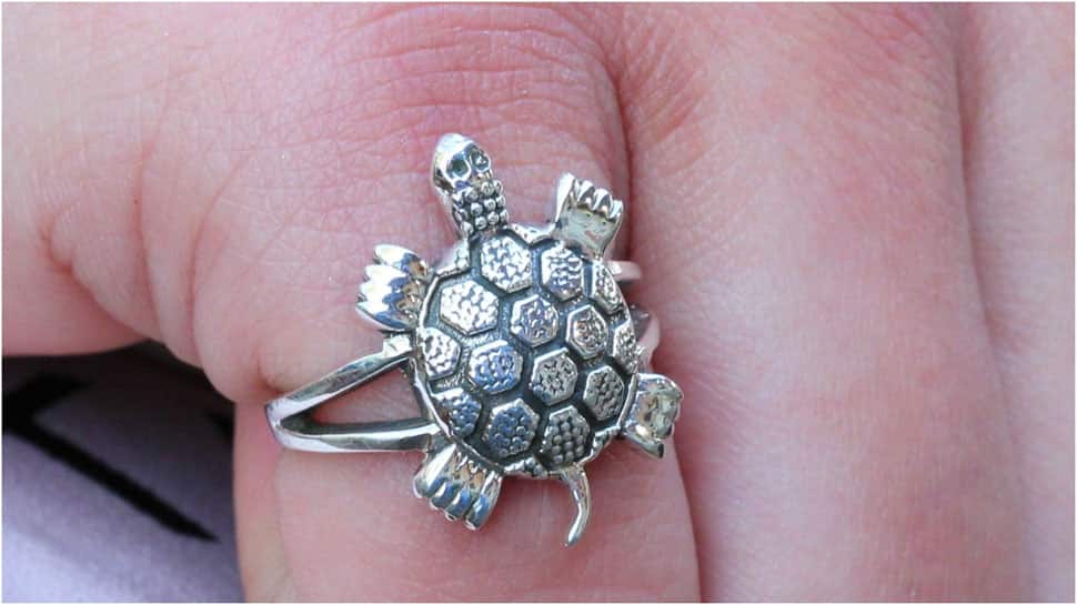 Tortoise Ring: આ 4 રાશિના લોકોએ ભુલથી પણ કાચબાની વીંટી પહેરવાની ન કરવી ભુલ, નીકળી જશે ધનોતપનોત Tortoise Ring: આ 4 રાશિના લોકોએ ભુલથી પણ કાચબાની વીંટી પહેરવાની ન કરવી ભુલ, નીકળી જશે ધનોતપનોત