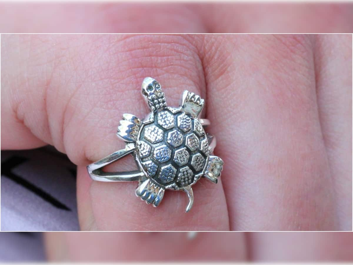 Tortoise Ring: આ 4 રાશિના લોકોએ ભુલથી પણ કાચબાની વીંટી પહેરવાની ન કરવી ભુલ, નીકળી જશે ધનોતપનોત