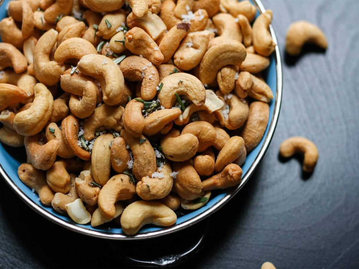 Cashew Side Effects: રોજ ખાવ છો એક મુઠ્ઠી ભરીને કાજુ ? તો જાણી લો તેનાથી થતા નુકસાન વિશે પણ