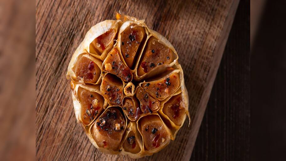 Garlic Home Remedies: ઘુંટણના દુખાવાથી લઈ કેન્સરના જોખમને ઘટાડવામાં મદદ કરશે લસણનો આ ઘરેલુ નુસખો