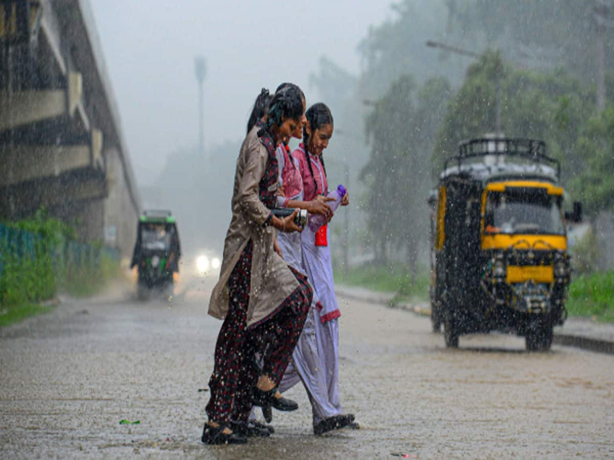 Rain: ભારે વરસાદના કારણે વધ્યું રોગચાળાનું જોખમ, વરસાદી વાતાવરણમાં બીમારીથી બચવું હોય તો આટલું કરો