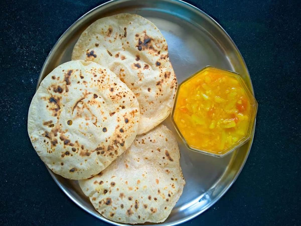 Roti ke Niyam: થાળીમાં 3 રોટલી લઈ જમવું અશુભ, તમે છતા જો કોઈ વ્યક્તિ આ કામ કરે તો શું થાય તેની સાથે જાણો