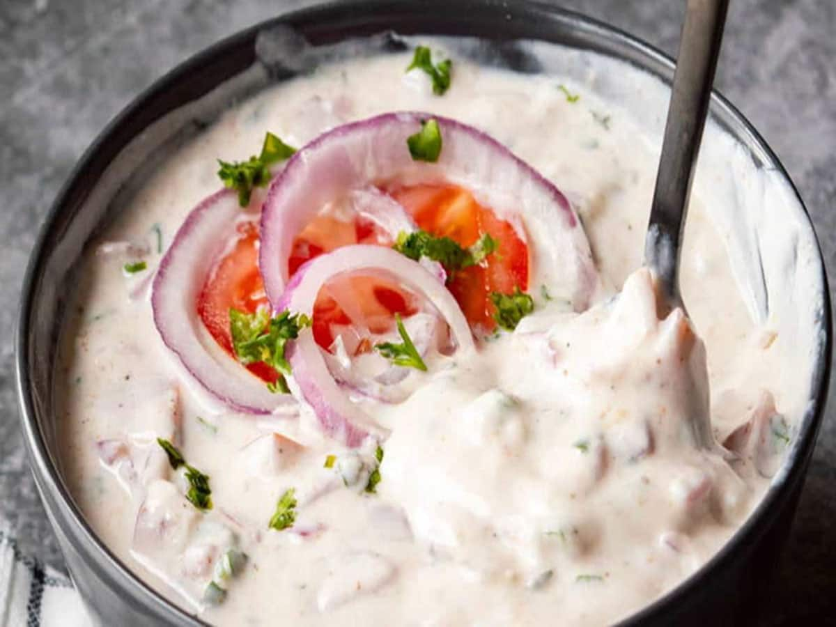 Onion with Curd: આયુર્વેદ દહીં અને ડુંગળી એકસાથે ખાવાની કરે છે મનાઈ, ખાવાથી થાય છે આ 3 સમસ્યા