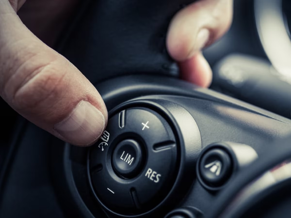 દરેક કારમાં હોય છે આ જાદુઈ ફીચર, ઓન કરશો તો જોરદાર માઇલેજ આપવા લાગશે તમારી ગાડી