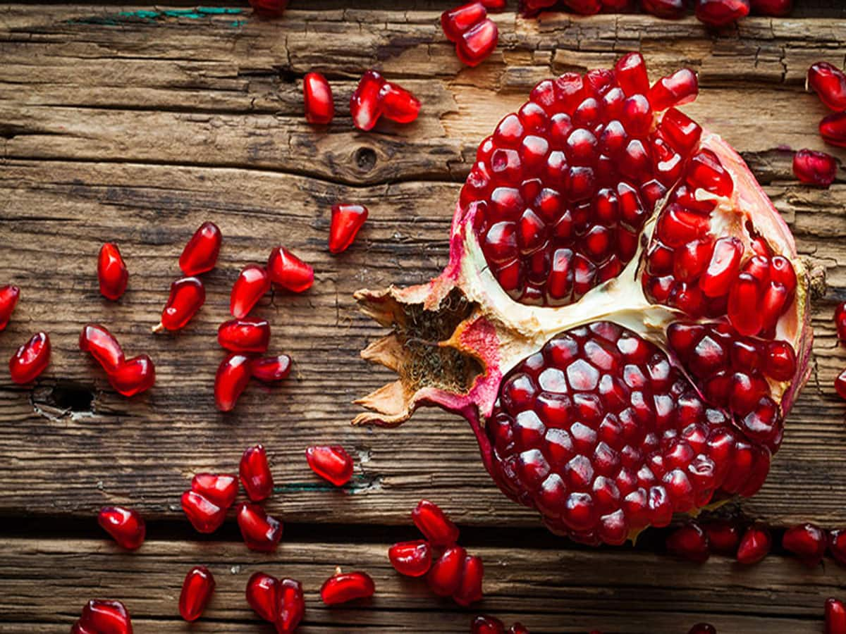 Pomegranate: રોજ ખાલી પેટ 1 દાડમના દાણા ખાવાનું કરો શરુ, બેડ કોલેસ્ટ્રોલ, બ્લડ પ્રેશર બધું જ રહેશે કંટ્રોલમાં