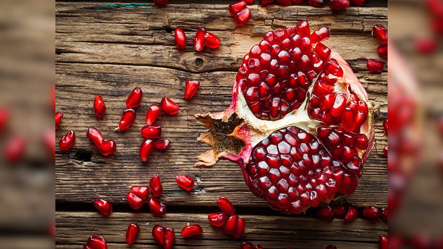 Pomegranate: રોજ ખાલી પેટ 1 દાડમના દાણા ખાવાનું કરો શરુ, બેડ કોલેસ્ટ્રોલ, બ્લડ પ્રેશર બધું જ રહેશે કંટ્રોલમાં