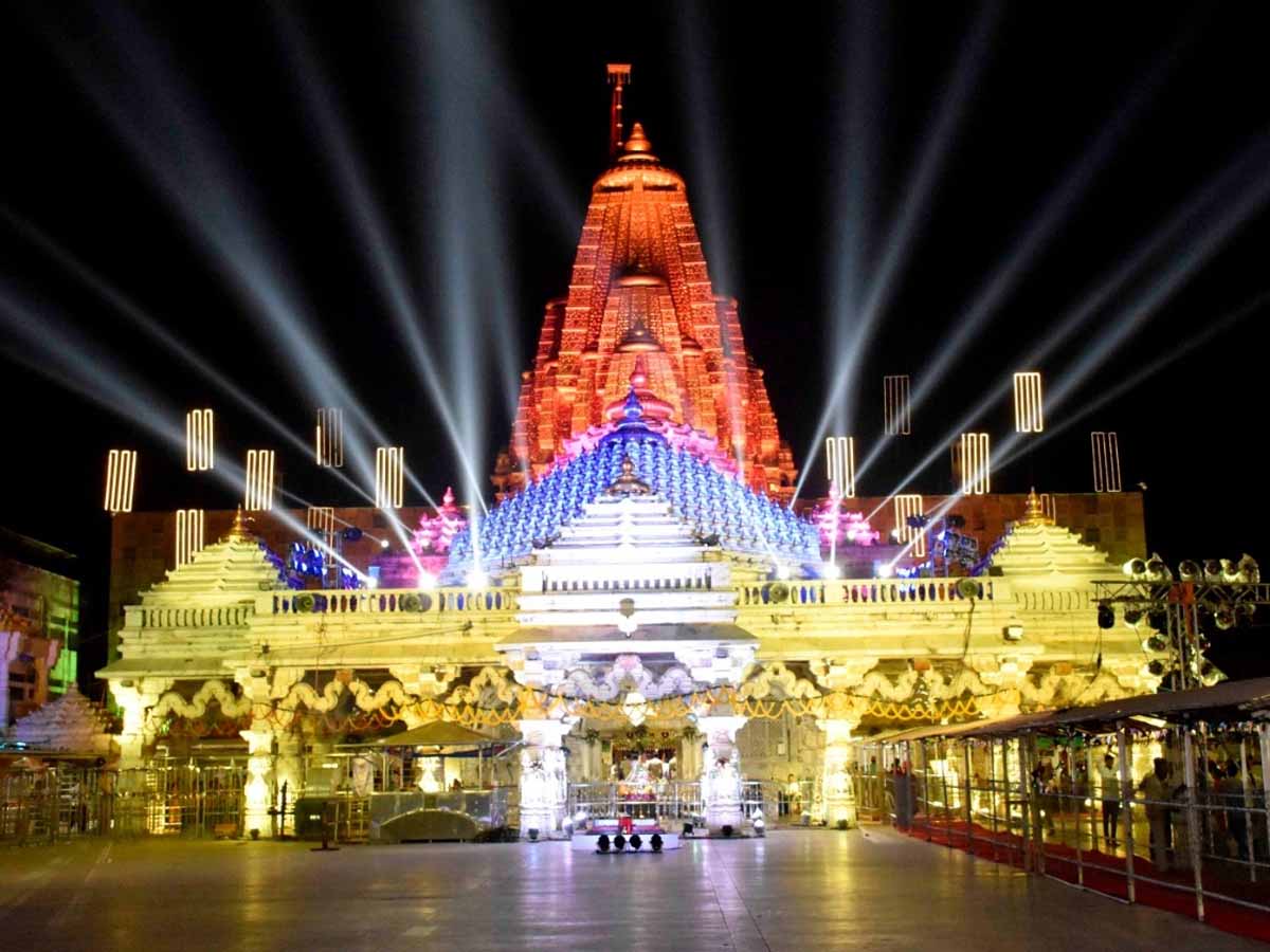 ભાદરવી પૂનમનો મહામેળો હવે સોળે કળાએ જામ્યો! અલૌકિક નજારો સર્જાયો, માર્ગો પર ભક્તિમય વાતાવરણ ભાદરવી પૂનમનો મહામેળો હવે સોળે કળાએ જામ્યો! અલૌકિક નજારો સર્જાયો, માર્ગો પર ભક્તિમય વાતાવરણ