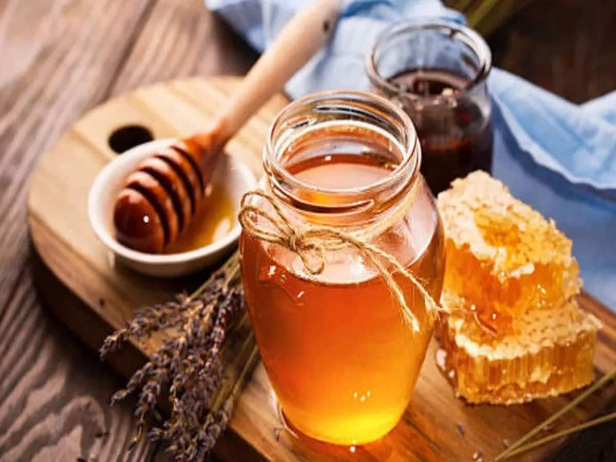 Honey: મધ સાથે ભુલથી પણ ન આવી આ 5 વસ્તુઓ, ખાવાથી શરીરમાં એસિડ ફેલાવા લાગે છે